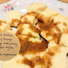 Kluski leniwe przepis babci. Pyszne, domowe kluski z twarogu, mąki i jajek, polane cynamonem i cukrem.