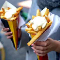 Czym frytki belgijskie różnią się od francuskich? Poznaj prawdę!