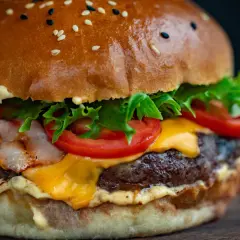 Pyszny hamburger z serem, bekonem i świeżymi warzywami. Idealny przykład, jak zrobić hamburgera, który zachwyci każdego.