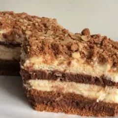 Szybkie ciasto z serkiem mascarpone, przełożone czekoladowym kremem i posypane kruszonką. Idealne na deser.
