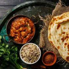 Aromatic chicken curry, ryż, świeża kolendra i chlebki naan. To jest właśnie pyszne curry!