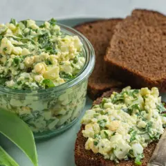 Jajeczna pasta z czosnkiem niedźwiedzim na ciemnym chlebie. Idealna na wiosenne przepisy.