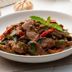 Aksamitne kawałki wołowiny w aromatycznym sosie, z dodatkiem świeżej bazylii i papryczki chili. Pyszne wołowina po tajsku.