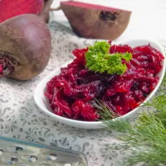 Gotowe buraczki na zimno, świeże buraki, koperek i natka pietruszki. Idealne na letnie dni.