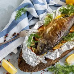Pstrąg z grilla w folii: Perfekcyjny przepis na soczystą rybę