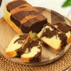Pyszna babka marmurkowa która zawsze się udaje, pokrojona na kawałki, prezentuje swoje piękne, czekoladowo-waniliowe wzory.