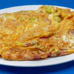 Złocisty omlet z dodatkami, idealny na śniadanie. Ten przepis na omlet z mąką to szybki sposób na pyszny posiłek.