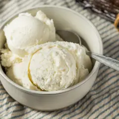 Pyszne lody waniliowe w miseczce, idealne na upalne dni. Dowiedz się, jak zrobić lody w domu!