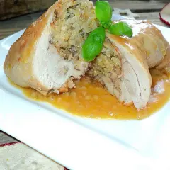 Udka faszerowane po królewsku, z ryżem i ziołami, polane sosem. Aromatyczne danie, które zachwyci każdego smakosza.