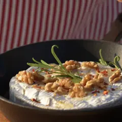Ser camembert z orzechami i rozmarynem w żeliwnej patelni, idealna przystawka do grilla.