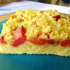 Pyszny, domowy przepis na ciasto z rabarbarem i kruszonką. Idealne na letnie popołudnie.
