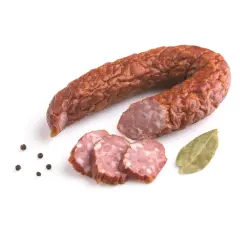 Krągła, wędzona kiełbasa jałowcowa, pokrojona w plastry, z ziarnami pieprzu i liściem laurowym.