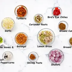 Składniki do curry: czosnek, kurkuma, chili, trawa cytrynowa, szalotki, galangal, kumin, kolendra. Które curry jest najłagodniejsze?