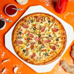 Pyszny ser do pizzy z pieczarkami, oliwkami i kiełbasą, podany z sosami i imbirem.