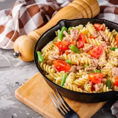 Obiad z niczego: makaron fusilli z tuńczykiem, pomidorkami i fasolką szparagową w patelni.