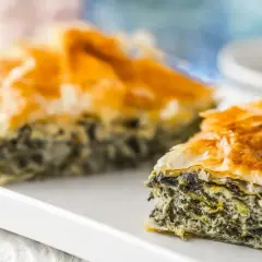 Chrupiąca spanakopita z warstw ciasta filo i zielonym nadzieniem ze szpinaku i sera.