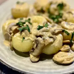 Kluseczki śląskie z sosem grzybowym i natką pietruszki. Idealne jako dodatek do pieczonego mięsa, np. schabu lub karkówki.
