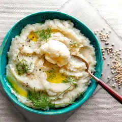 Aksamitne puree z kalafiora, polane oliwą, ozdobione koperkiem i świeżo mielonym pieprzem. Idealne jako lekki dodatek.