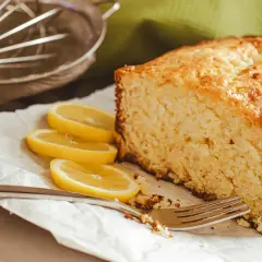 Pyszna babka piaskowa, przepis sprawdzony. Cytrynowe plasterki i widelec obok, gotowe do degustacji.