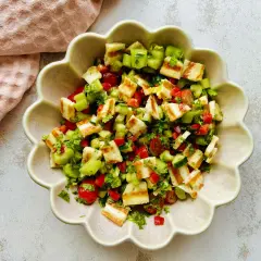 Pyszna sałatka z grillowanym serem halloumi, pomidorami, ogórkiem i selerem naciowym. To najlepsza sałatka z selerem naciowym, jaką jadłam!