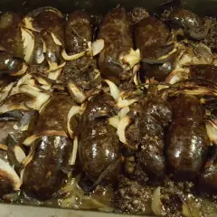 Pyszna kaszanka z piekarnika, pieczona z cebulką, aż nabierze rumianego koloru.