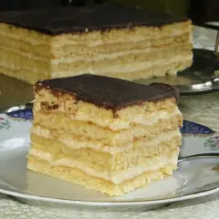 Pyszne stefanka ciasto, stary przepis babci. Wiele warstw biszkoptu i kremu, polane czekoladą.