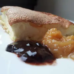 Puszysty omlet bez mąki, podany z dżemem i musem jabłkowym. Idealny na lekki posiłek.