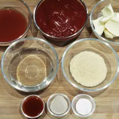 Składniki do sosu buffalo: ketchup, masło, ocet, cukier, sos Worcestershire, pieprz i sól.