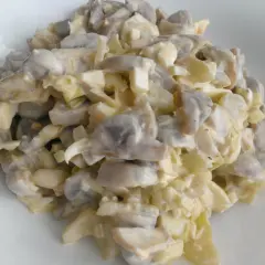 Pyszna, kremowa sałatka z pieczarkami i jajkiem, idealna na każdą okazję. To najlepsza sałatka z pieczarek, jaką kiedykolwiek jadłeś!
