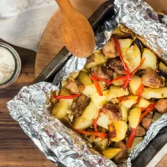 Szybki obiad z piekarnika: pieczone ziemniaki z mięsem i papryczką chili w folii aluminiowej.