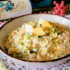 Pyszna sałatka z pora i jajek, kremowa i sycąca, idealna na każdą okazję.