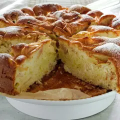 Wilgotne ciasto z jabłkami na oleju, posypane cukrem pudrem, prezentuje się apetycznie.
