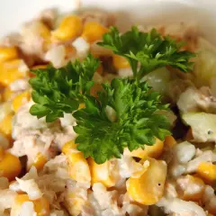 Pyszna, kremowa najlepsza sałatka z tuńczykiem, kukurydzą i natką pietruszki. Idealna na szybki lunch.