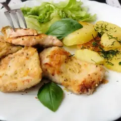 Smażony pstrąg łososiowy z ziemniakami i sałatą.