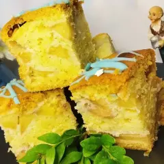 Wilgotne ciasto z białek z kawałkami jabłek, ozdobione błękitnym lukrem. Idealne na deser.