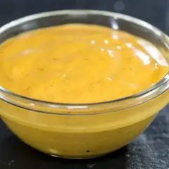 Gęsty, kremowy sos curry w szklanej miseczce, gotowy do podania z ulubionymi daniami.