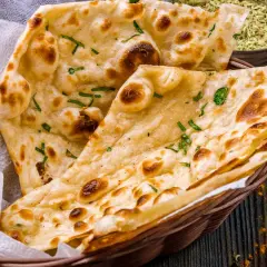 Chlebek naan jak z restauracji? Zrób go w domu! Przepis krok po kroku