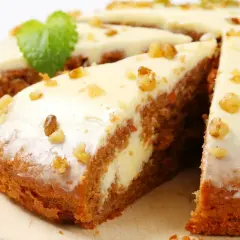 Pyszne ciasto dla odchudzających się z kremem i orzechami, ozdobione listkiem mięty. Idealne na dietę.