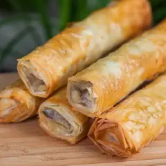 Chrupiące ruloniki z ciasta filo, idealne do wypróbowania w ramach ciasto filo przepisy.