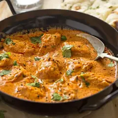 Pyszny kurczak w sosie curry, idealny na szybki obiad. Prosty przepis, który zachwyci każdego.
