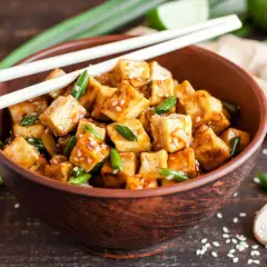 Kostki tofu w sosie, posypane sezamem i szczypiorkiem. Idealna marynata do tofu, gotowa do podania z pałeczkami.