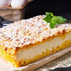 Pyszny sernik z 1kg sera, posypany cukrem pudrem i kruszonką, z miętą. Ile czasu piec sernik z 1kg sera?