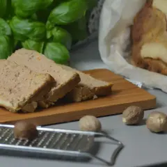 Krojony pasztet z królika, pachnący jak babciny przepis, z gałką muszkatołową i świeżą bazylią.
