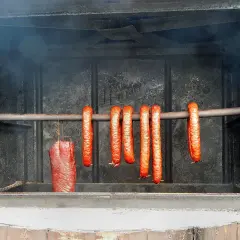 Kiełbasa wędzi się w dymie. W jakiej temperaturze wędzić kiełbasę, by uzyskać idealny smak i kolor?