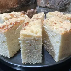 Puszyste ciasto drożdżowe z kruszonką, idealne na dużą blachę. Prosty przepis na domowe wypieki.