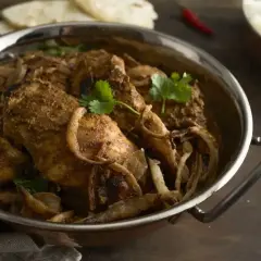 Aromatyczny kurczak w sosie z cebuli i przypraw, idealny do podania z ryżem. Ten garam masala przepis zachwyci każdego!