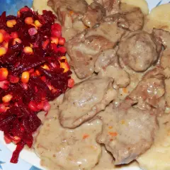 Pyszne ozory w sosie chrzanowym z buraczkami i kukurydzą.