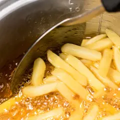Jak zrobić idealne frytki? Sekret chrupkości i smaku w domu!