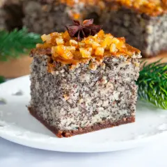 Pyszny makowiec z jabłkami z gotowej masy makowej, udekorowany kandyzowaną skórką pomarańczową i anyżem. Idealny na święta.