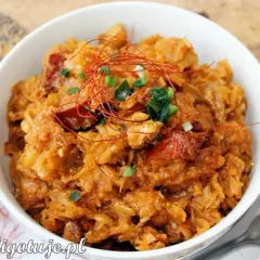 Pyszny bigos z kiszonej kapusty, idealny na zimę. Dowiedz się, jak zrobić bigos z kiszonej kapusty krok po kroku, by zachwycić bliskich.